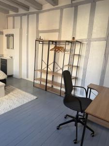 una oficina con una silla, un escritorio y un estante en Appartement 6 personnes, en Vierzon 1 foto más