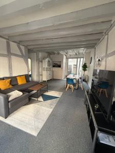 una sala de estar con un sofá y una mesa en Appartement 6 personnes, en Vierzon