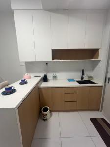 a kitchen with white cabinets and a sink at Skytrees 公寓 距Aeon五分钟路程 in Johor Bahru