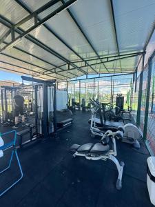 Un gimnasio con equipos cardiovasculares en un edificio grande. en Terra Palm Golf Apartment 3, en Las Casicas 35 fotos más