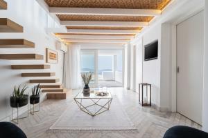 TV a/nebo společenská místnost v ubytování Rocabella Santorini Hotel & Spa