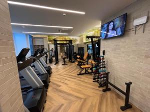 un gimnasio con cintas de correr y TV de pantalla plana en Ilha de Pharos Stella mares, en Salvador