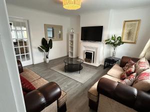 TV a/nebo společenská místnost v ubytování Beautiful Family-Friends 3 Bedroom Cosy Home Birmingham