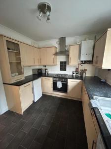 Kuchyň nebo kuchyňský kout v ubytování Beautiful Family-Friends 3 Bedroom Cosy Home Birmingham