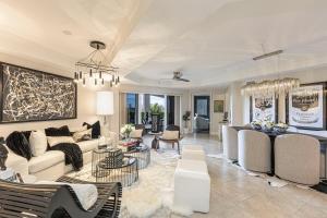 Et opholdsområde på Luxury Penthouse near Beach