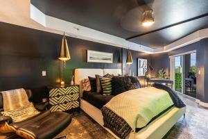 Et opholdsområde på Luxury Penthouse near Beach + 21 billeder