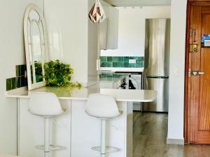 Kuchyňa alebo kuchynka v ubytovaní Casa Gracia Stylish apartment close to the beach BY NAMASTE ELITE
