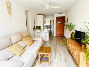 Televízia a/alebo spoločenská miestnosť v ubytovaní Casa Gracia Stylish apartment close to the beach BY NAMASTE ELITE