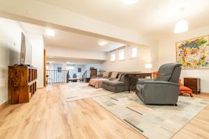 un salon avec un canapé et une table dans l'établissement Villa Praia e Floresta, à Aroeira