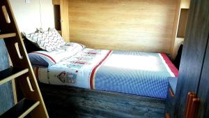 Ένα ή περισσότερα κρεβάτια σε δωμάτιο στο POD2 Family Glamping with seaview & Wi-Fi +27 φωτογραφίες