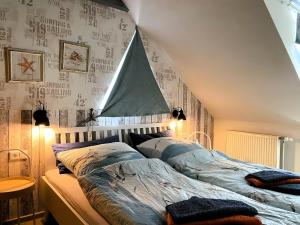 a bedroom with a bed with a pyramid wall at Huus Waterkant 07 auf Amrum in Wittdün +24 photos