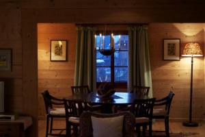 Χώρος καθιστικού στο Stylish Traditional Chalet