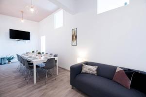Posezení v ubytování Extra central brand new large home with Air Con
