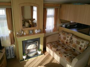 Кухня или мини-кухня в Golden Sands Salisbury GS 8 Berth Heated Access to the beach
