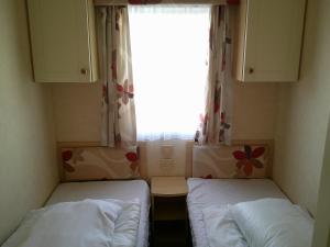 Кровать или кровати в номере Golden Sands Salisbury GS 8 Berth Heated Access to the beach