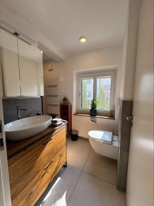 a bathroom with a tub and a sink and a toilet at Ferienwohnung Am Biohof in Mengkofen