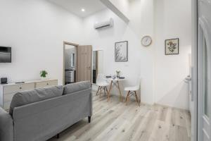 una sala de estar con un sofá y una mesa en New Studio Top Location, en Budapest
