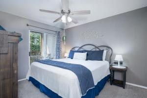 Ένα ή περισσότερα κρεβάτια σε δωμάτιο στο The Cove 2-3 By SDC, Big Deck, Pool, Hot Tub, By Lake , No Stairs +117 φωτογραφίες