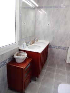 un baño con lavabo y espejo en Mundaka Vista Mar L-BI-52, en Mundaka 37 fotos más