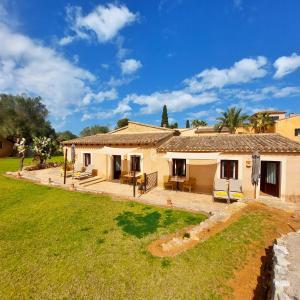 a large house with a yard and a house at Boutique Hotel Sa Galera in Caʼs Concos