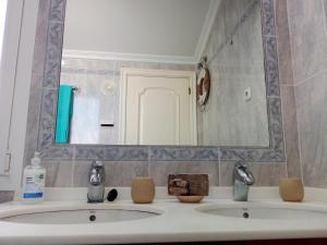 un baño con lavabo y espejo en Mundaka Vista Mar L-BI-52, en Mundaka