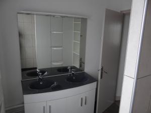 a bathroom with two sinks and a large mirror at Charmante maison au cœur du village in Saint-Nicolas-de-Bourgueil