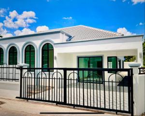 ein weißes Haus mit einem schwarzen Zaun in der Unterkunft Le Trang Boutique Airport in Trang