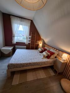 a bedroom with a large bed and a window at Gîte Alsace maison indépendante proche Strasbourg in Mutzig