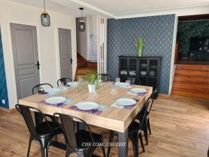Posedenie v ubytovaní Le Bocage gîte 90m2 chaleureux à 4 min du Puy du Fou