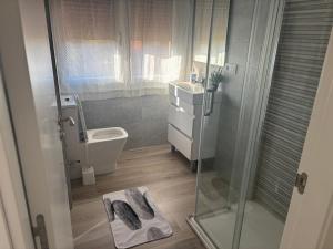 Bilik mandi di Apartamento A Fontiña +17 gambar