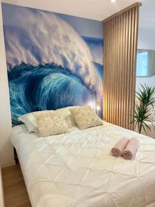 1 dormitorio con una gran pintura de olas en la pared en DUNE Océan Luxe Appartement, Accès Plage privé, Parking & Wifi 50m Océan Surf, en Seignosse 31 fotos más