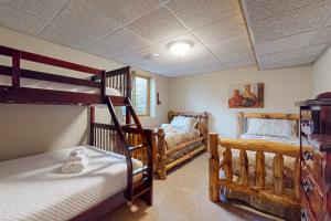 two bunk beds in a room with twounks at Golfview Lodge in New Rome