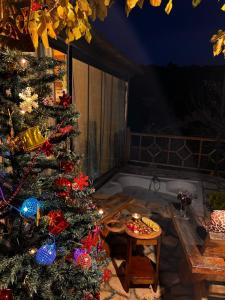 un árbol de Navidad en una habitación con bañera en Love house, en Kumluca 226 fotos más