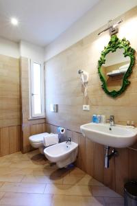 Koupelna v ubytování Hotel Souvenir + 37 fotografií
