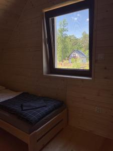 a small room with a window in a log cabin at Słoneczne tarasy in Życiny