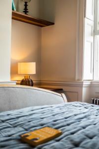 巴斯Exquisite grandeur - Central Bath的床上的遥控器