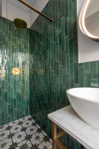 巴斯Exquisite grandeur - Central Bath的一间带水槽和绿色瓷砖墙的浴室 更多33张照片