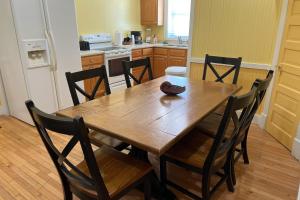 una mesa de madera y sillas en la cocina en Georgianne Suite Three, en Tybee Island