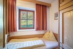 Un pat sau paturi într-o cameră la Apartment Sonnenschein Oberachrain