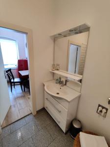 A bathroom at Amstetten Apartment