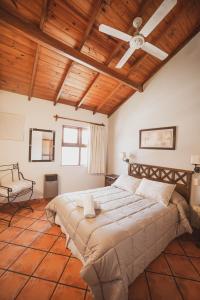 a bedroom with a large bed with a wooden ceiling at Costa Remanso in Miramar