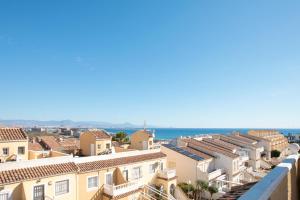 una vista di una città con case e l'oceano di Horizon oasis_ sea house e chillout a Santa Pola