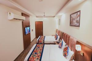 TV a/nebo společenská místnost v ubytování FabHotel The Kailash Dev - Near Azadpur Metro