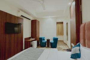 TV a/nebo společenská místnost v ubytování FabHotel The Kailash Dev - Near Azadpur Metro