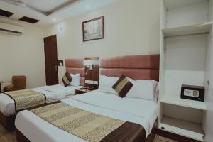 Postel nebo postele na pokoji v ubytování FabHotel The Kailash Dev - Near Azadpur Metro
