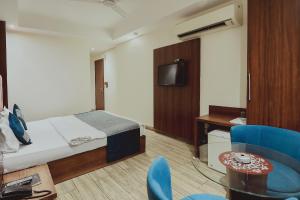 Postel nebo postele na pokoji v ubytování FabHotel The Kailash Dev - Near Azadpur Metro