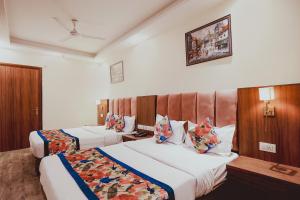 Postel nebo postele na pokoji v ubytování FabHotel The Kailash Dev - Near Azadpur Metro