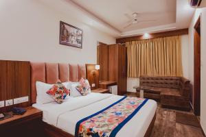 Postel nebo postele na pokoji v ubytování FabHotel The Kailash Dev - Near Azadpur Metro