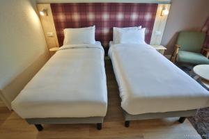 Postel nebo postele na pokoji v ubytování Hôtel Le Refuge des Sources