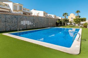 una piscina nel cortile di una villa di Horizon oasis_ sea house e chillout a Santa Pola